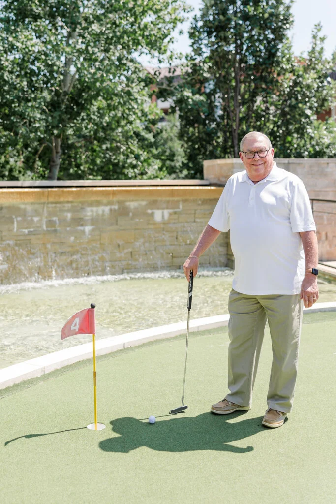 Bill Minges on the putting green at Beacon Hill